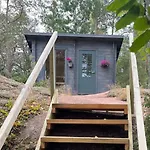 Kalles, Skaergardsidyll Med Utsikt Oever Hamnsundet