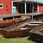 Kalles, Skaergardsidyll Med Utsikt Oever Hamnsundet