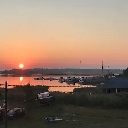 Prázdninový dům Kalles, Skaergardsidyll Med Utsikt Oever Hamnsundet *