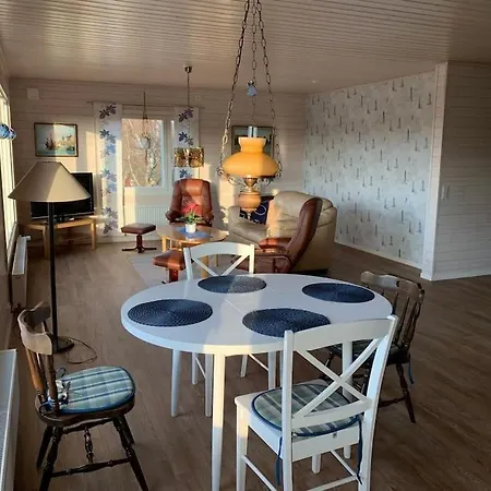 Kalles, Skaergardsidyll Med Utsikt Oever Hamnsundet * Saltvik