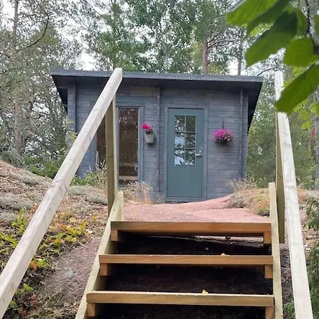 Kalles, Skaergardsidyll Med Utsikt Oever Hamnsundet