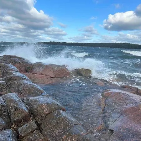 Kalles, Skaergardsidyll Med Utsikt Oever Hamnsundet Saltvik