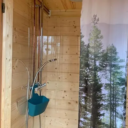 Kalles, Skaergardsidyll Med Utsikt Oever Hamnsundet