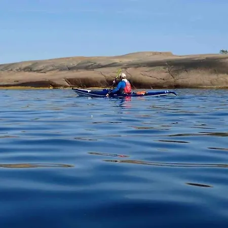 Kalles, Skaergardsidyll Med Utsikt Oever Hamnsundet