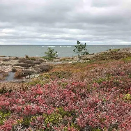 Kalles, Skaergardsidyll Med Utsikt Oever Hamnsundet * Saltvik