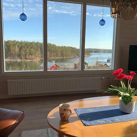 Kalles, Skaergardsidyll Med Utsikt Oever Hamnsundet *