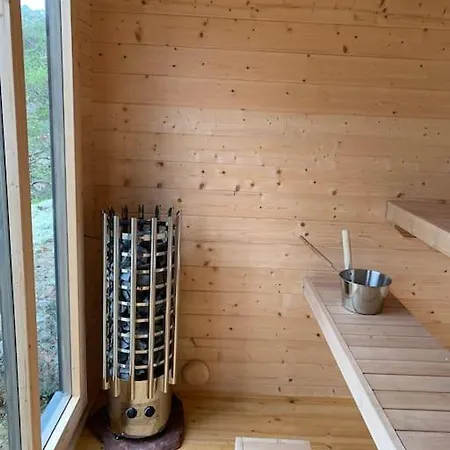 Kalles, Skaergardsidyll Med Utsikt Oever Hamnsundet