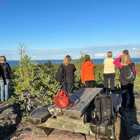 Kalles, Skaergardsidyll Med Utsikt Oever Hamnsundet * Saltvik