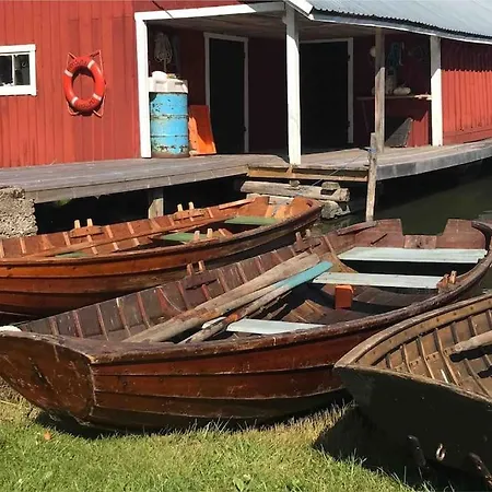 Kalles, Skaergardsidyll Med Utsikt Oever Hamnsundet