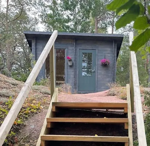 Kalles, Skaergardsidyll Med Utsikt Oever Hamnsundet