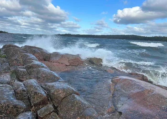Kalles, Skaergardsidyll Med Utsikt Oever Hamnsundet Saltvik