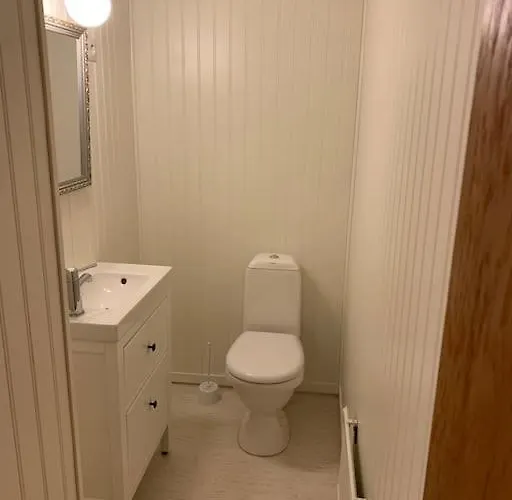 Kalles, Skaergardsidyll Med Utsikt Oever Hamnsundet