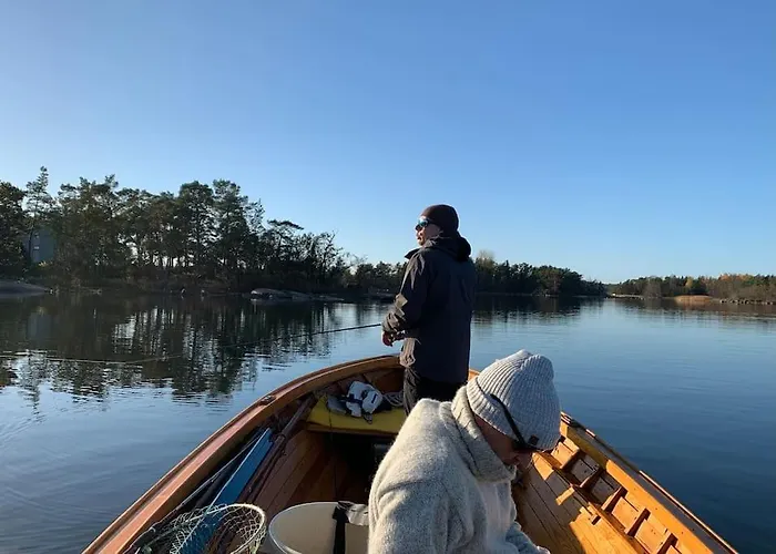 Kalles, Skaergardsidyll Med Utsikt Oever Hamnsundet *