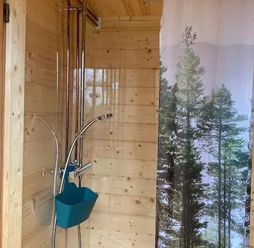 Kalles, Skaergardsidyll Med Utsikt Oever Hamnsundet