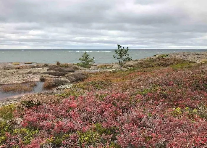 Kalles, Skaergardsidyll Med Utsikt Oever Hamnsundet * Saltvik