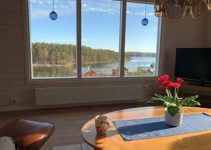 Kalles, Skaergardsidyll Med Utsikt Oever Hamnsundet *