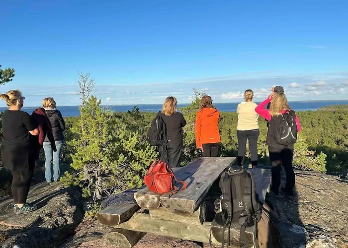Kalles, Skaergardsidyll Med Utsikt Oever Hamnsundet * Saltvik