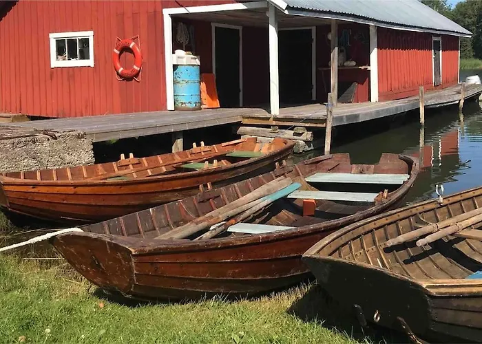 Kalles, Skaergardsidyll Med Utsikt Oever Hamnsundet